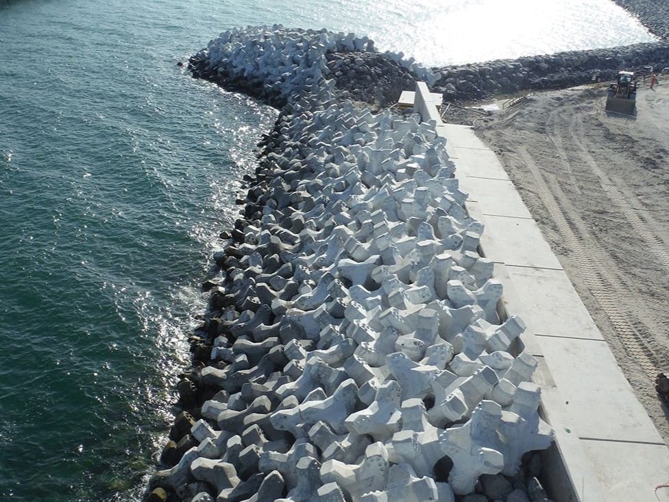 Stockpile di accropodi in calcestruzzo armato pronti per la posa in opera