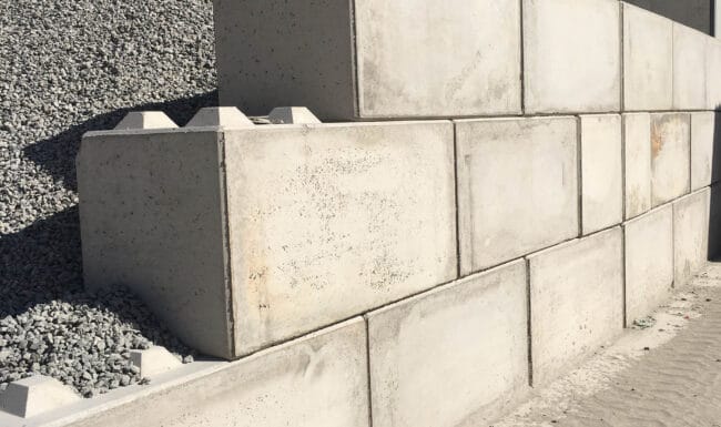 Muro di contenimento realizzato con blocchi a incastro in calcestruzzo armato