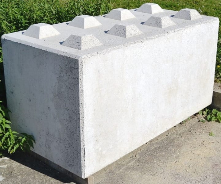 Blocchi a incastro in calcestruzzo sovrapposti per la formazione di un muro