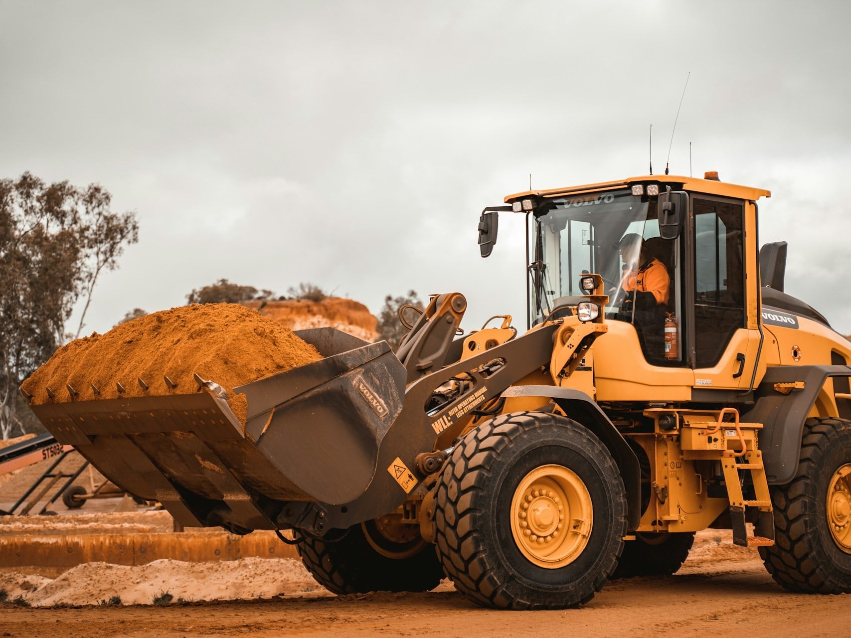Pala gommata Volvo con benna carica in cantiere