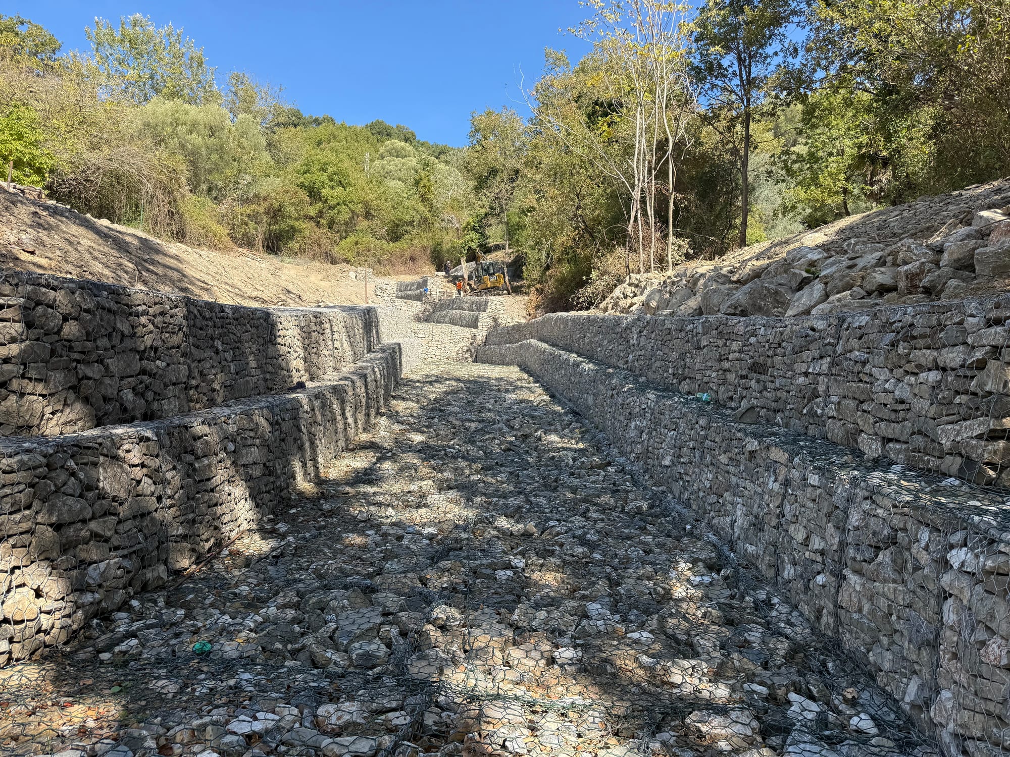 Briglie gradonate in gabbioni lungo l’alveo dei valloni Macrì-Colletta a Ispani