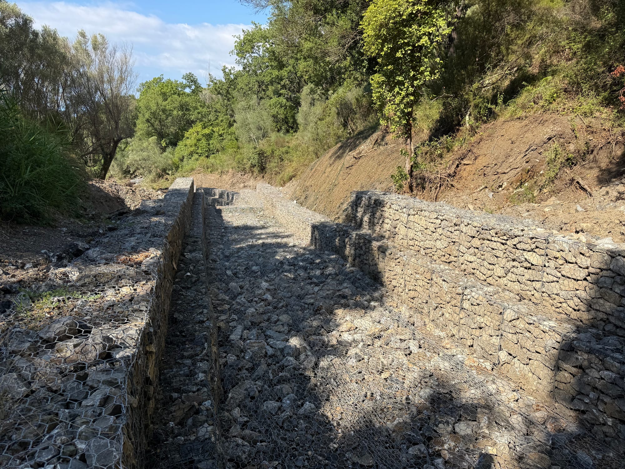 Alveo torrentizio sistemato con sponde in gabbioni a Ispani