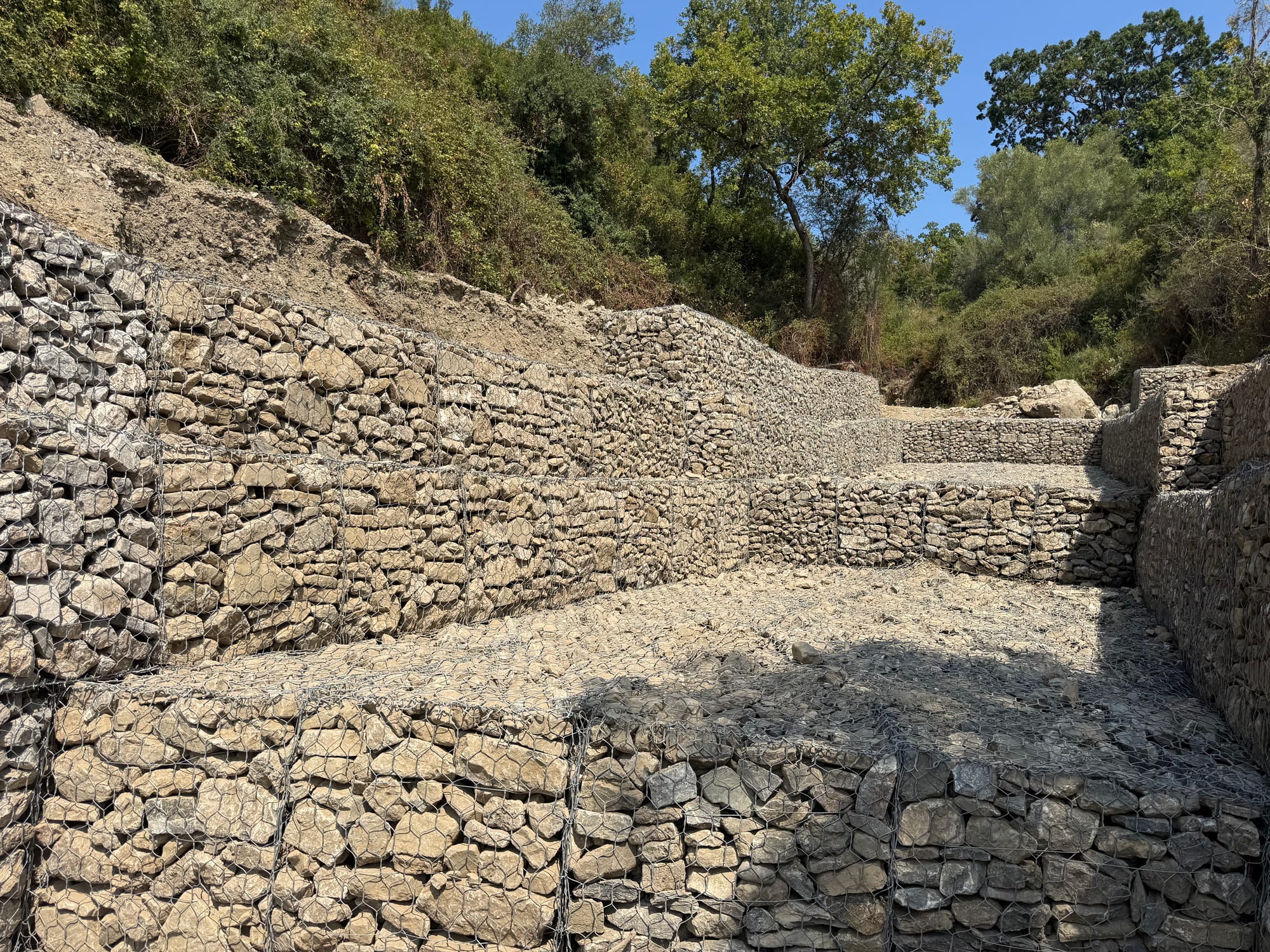 Gradoni in gabbioni per la regimazione delle acque del vallone