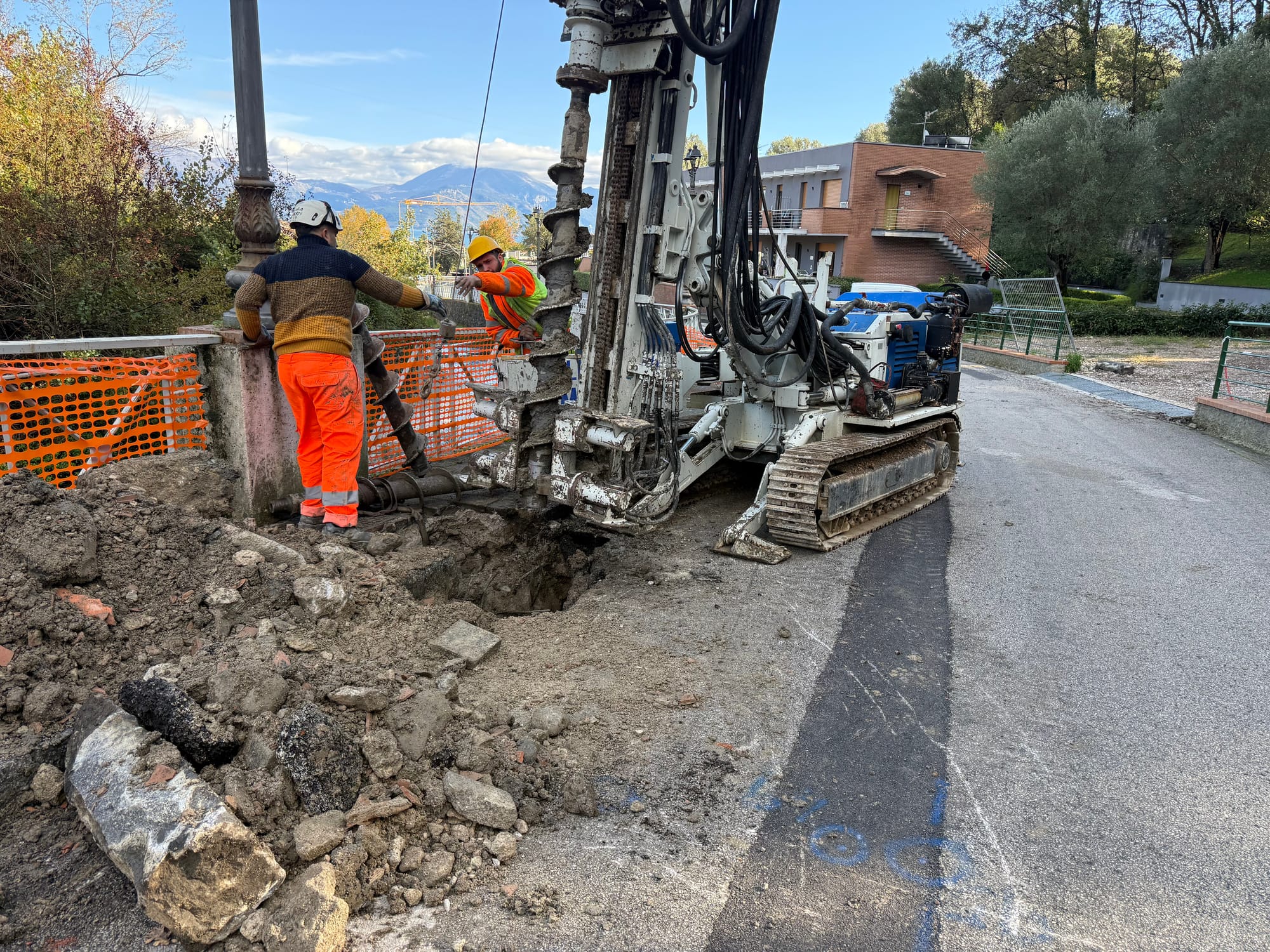 Perforatrice per la paratia di micropali lungo la strada del Vallone San Luca