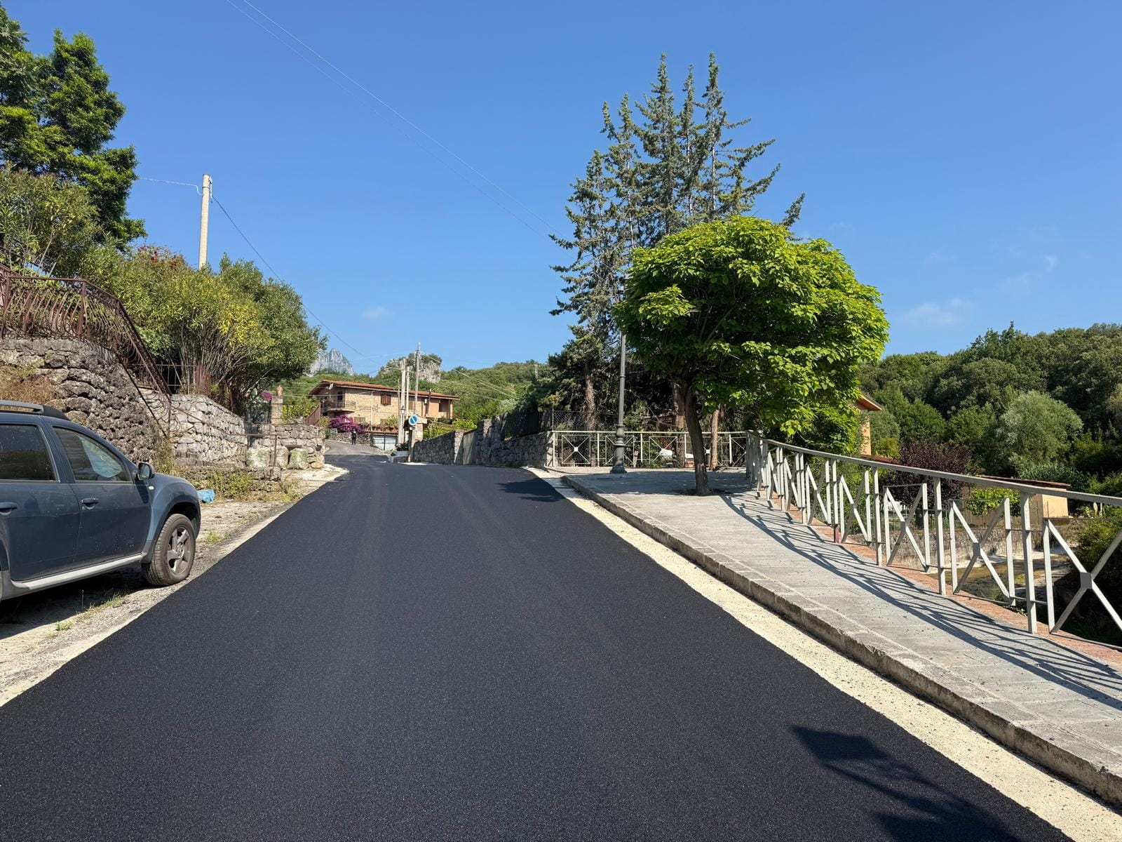 Strada ripristinata con nuovo asfalto e marciapiede a Scario